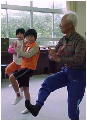 写真1 ふるさと先生から踊り方を教えていただく子供たち