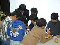 糖度計でリンゴなどの糖度を測定(千葉県富浦町立八束小学校)