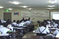 表町小学校:精米工場での授業風景「記者会見形式の取材」