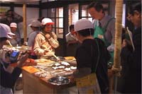 土沢小学校:せんべい王国での授業風景「せんべいの手焼き体験」