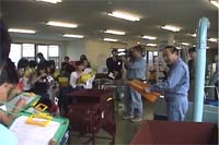 升潟小学校:農機工場での授業風景「製品の見学取材」