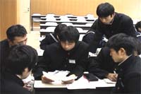 真野中学校視聴覚室での授業風景「アンカーライターの原稿チェック」