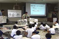 大瀁小学校視聴覚室での授業風景「新聞の種類」