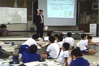 大瀁小学校視聴覚室での授業風景「取材先の紹介」