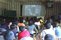 村松東小学校視聴覚室での授業風景「取材先の紹介」
