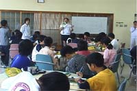 たいまつ食品での授業風景「記者会見形式の取材活動」