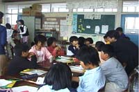 村松東小学校教室での授業風景「原稿作成」