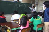村松東小学校教室での授業風景「見出し作成」