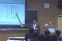 真野中学校視聴覚室での授業風景「記事の書き方」