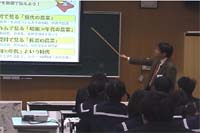 真野中学校視聴覚室での授業風景「記事の書き方」