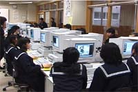 真野中学校視コンピュータ室での授業風景「データベース検索演習と静止画作成演習」
