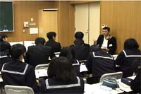 真野中学校視聴覚室での授業風景「取材打ち合わせ」
