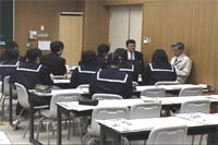 真野中学校視聴覚室での授業風景「取材活動」