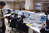 真野中学校コンピュータ室での授業風景「取材活動」