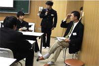 真野中学校視聴覚室での授業風景「アンカーライターとデスクの協議」