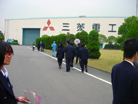 工場見学に向かう