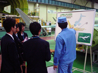 航空機の組立工場にて