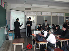 中学生の発表風景(グループ代表がパワーポイントによりプレゼンテーションをしているところ)